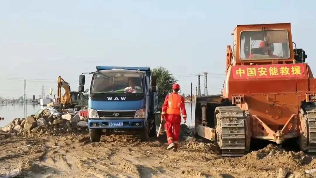 直击绕阳河堤坝溃口封堵现场