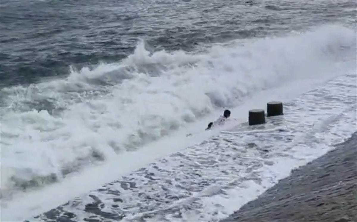 青岛2名游客被海浪卷入海中